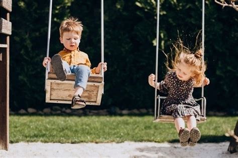Неизвестные пристегнули на замок качели в одном из барнаульских дворов ...