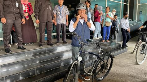 Foto Anies Baswedan Naik Sepeda Medical Check Up Di RS Fatmawati