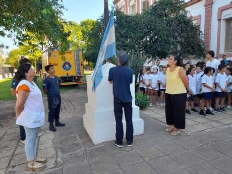 Azul un ala Volvió a flamear en el firmamento la bandera argentina en