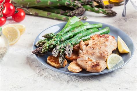 Grüner Spargel mit Kabeljau und Bratkartoffeln Frühling Rezept