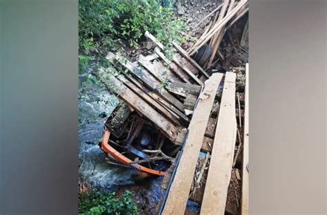 Caminh O Tomba E Cai Dentro De Rio Ao Tentar Passar Por Ponte De