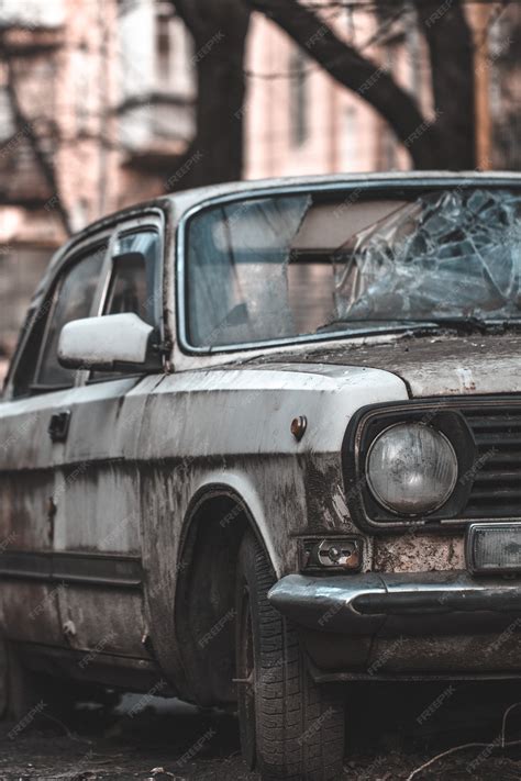 Premium Photo | Old abandoned rusty car