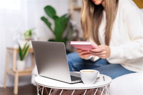 Mujer Escribe En Un Cuaderno Con Un Port Til Foto Premium