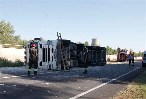 Incidente Ravenna Tir Si Rovescia In Mezzo Alla Strada Traffico Nel Caos