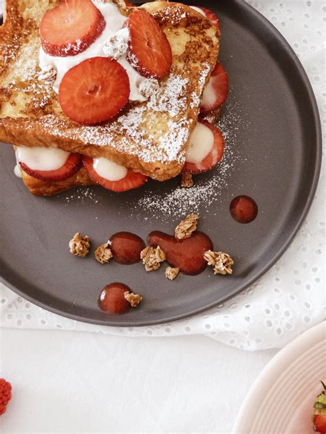 Petit déjeuner de saison pain perdu aux fraises Black Confetti