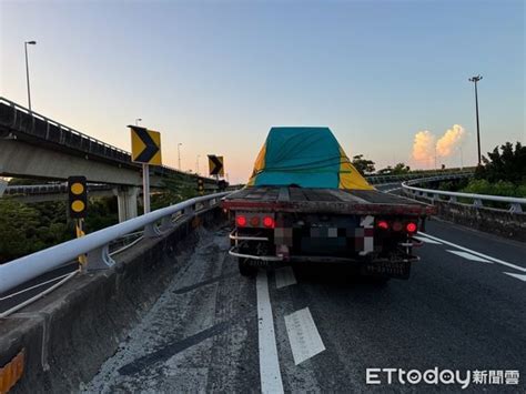 驚險！國1交流道匝道聯結車撞外側護欄 載運鋼捲掉落 Ettoday社會新聞 Ettoday新聞雲