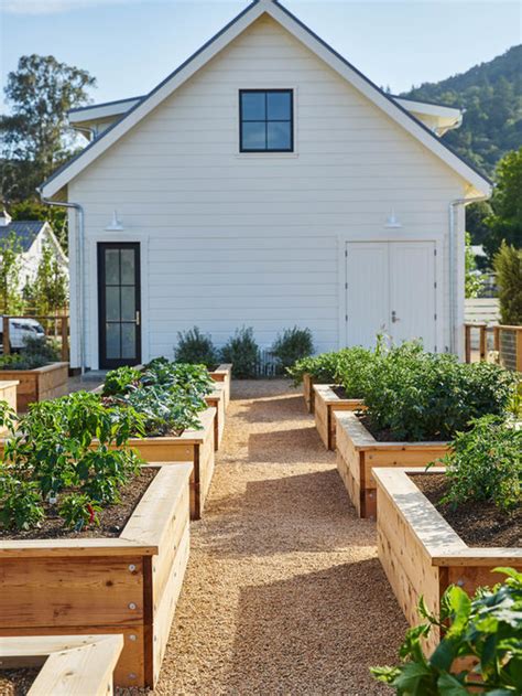 Best Farmhouse Landscape Design Ideas & Remodel Pictures | Houzz