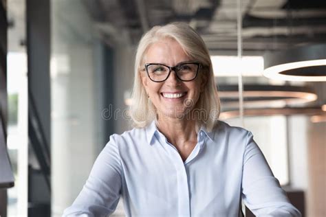 Captura De Pantalla De Una Mujer De Negocios De Mediana Edad Posando En