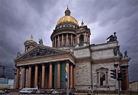 Дрескод вдъхновение и скъп педикюр в Исакиевския събор - Площад Славейков