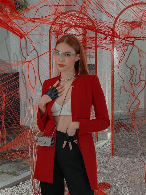 Đào Thị Hà diện váy cúp ngực nóng bỏng Hoàng Thuỳ khoe dáng sexy trên du thuyền với bikini