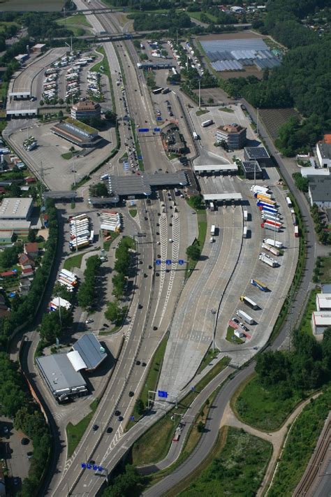 Weil am Rhein von oben LKW Abstellflächen an der Autobahn