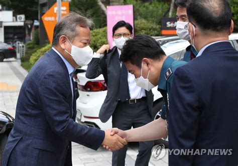 경찰관과 인사하는 이상민 행안부 장관 연합뉴스