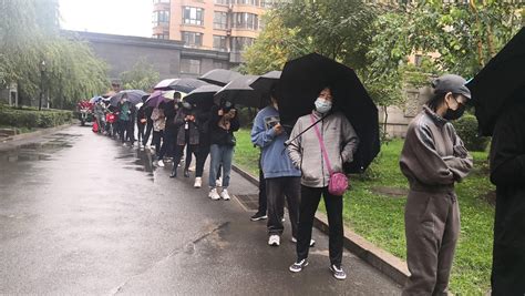 小区居民雨中排队，未测核酸的市民健康码将调为黄色 检测