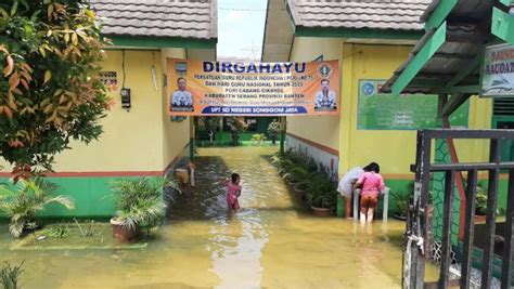 Wilayah Cikande Serang Masih Tergenang Banjir BantenNews Co Id