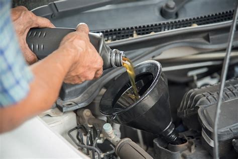 M Canicien Vidange L Huile Moteur D Une Voiture Pour Un Changement D