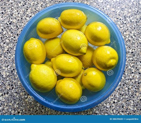 Lemons In A Bowl With Water Stock Photo Image Of Citrus Cleaning