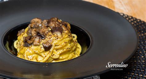 Spaghetti Alla Chitarra Con Crema Di Zucca E Noci Dadolata Di Funghi E