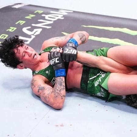 Virna Jandiroba finaliza Amanda Lemos no UFC e pede luta por título