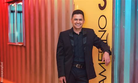 Jorge Celedón Está Buscando Fan A La Que Bad Bunny Le Arrojó El Celular Al Mar Vibra