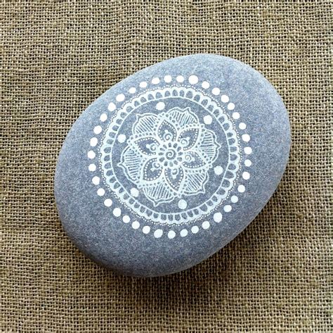 Mandala Painted Pebble by MagaMerlina on Etsy DIY Каменное