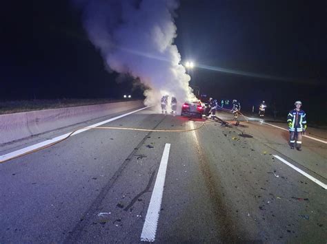 A Nach Schwerem Unfall Gesperrt Bmw Kracht In Streufahrzeug Wrack