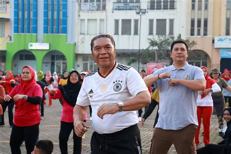 Pj Gubernur Banten Al Muktabar Ajak Masyarakat Terapkan Pola Hidup