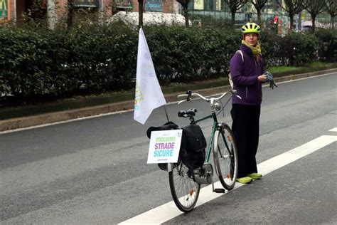 In A Milano Formano Una Catena Per Pedalare In Sicurezza