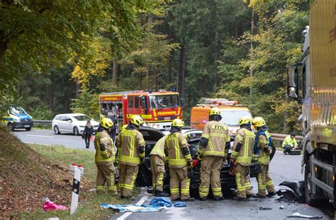 Unfall Mit Lkw Zwei Schwerverletzte Und Ein Toter Hund Ilmenau