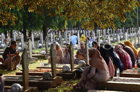 TRADISI ZIARAH KUBUR IDUL FITRI ANTARA Foto