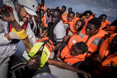 Mittelmeer Helfer retten 1151 Flüchtlinge vor Libyens Küste DER SPIEGEL