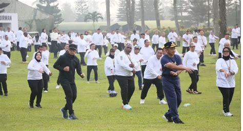 Senam Pagi Awali Retreat Hari Kedua Kepala Daerah Di Akmil Magelang