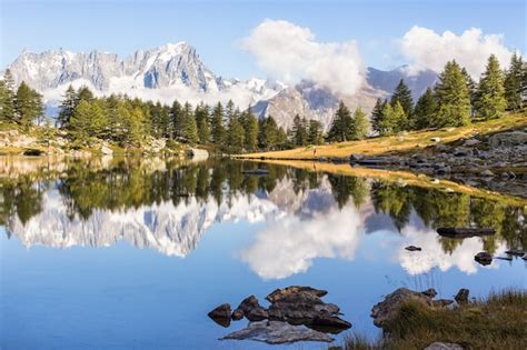 Reflet De La Montagne Dans Un Magnifique Lac Photo Gratuite