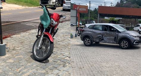 Motociclista fica ferido após bater em carro no bairro Primeiro de Maio