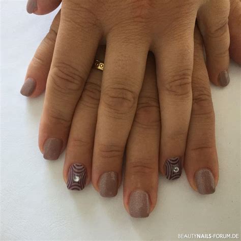 Nude Swarovski Fullcover mit Ziernagel Gelnägel