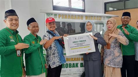 Baznas Kabupaten Bekasi Beri Bantuan Unit Gerobak Untuk Pelaku Umkm