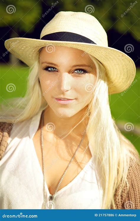 Sinnliche blonde Schönheit stockfoto Bild von beiläufig