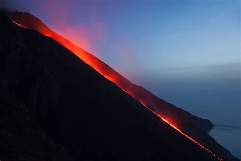 Eruzione Dello Stromboli La Lava Del Vulcano Si Tuffa In Mare Siciliafan