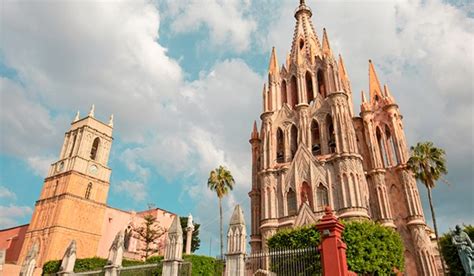 Desfile De Los Locos En San Miguel De Allende