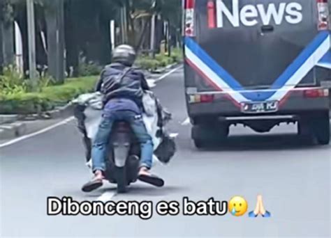 Viral Kurir Dibonceng Es Batu Sambil Terbang Melayang Di Motor Netizen