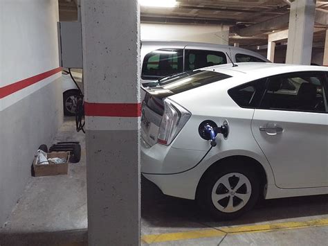 Instalar un punto de carga para vehículos eléctricos en el garaje