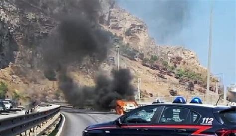 Auto In Fiamme In Autostrada Chiuso Tratto Di Carreggiata Nel Palermitano