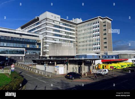 Heath Park Hospital Cardiff Hi Res Stock Photography And Images Alamy
