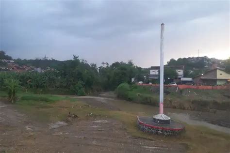 awas debit sungai kaligarang naik kungkum  tugu soeharto wajib