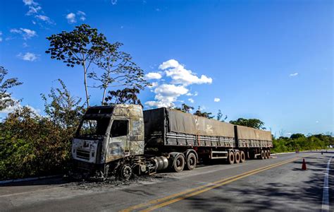 Caminh O Pega Fogo E Causa Congestionamento Em Trecho Da Br Entre