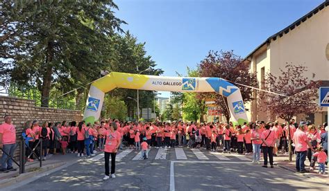 Cerca de 1000 personas tiñen de rosa Sabiñánigo contra el cáncer