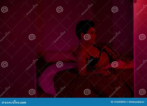 Fille Sexy D Une Chevelure De Raven Dans La Lingerie Noire Posant Dans