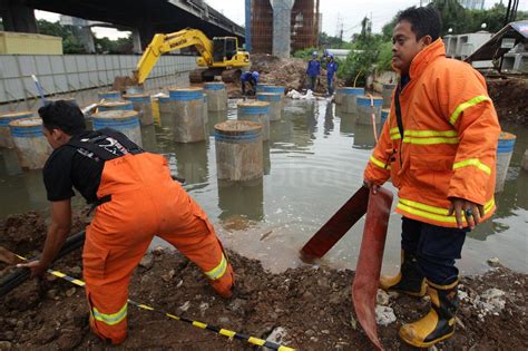 Foto Penyedotan Genangan Air Di Area Proyek Tol Becakayu