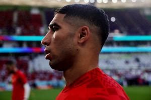 Momen Haru Achraf Hakimi Cium Kening Ibunya Usai Bawa Timnas Maroko