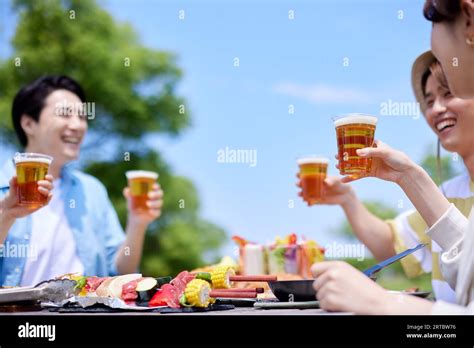 Japanese People Drinking Beer Stock Photo Alamy