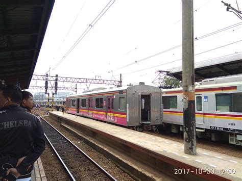 Lagi Krl Commuter Line Ngedrift Di Jatinegara Railway Enthusiast